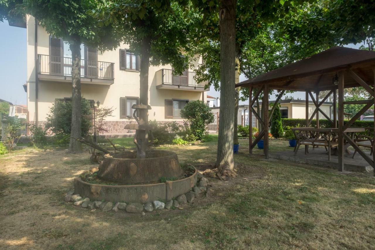 B&B Le Camelie Bareggio Exteriör bild