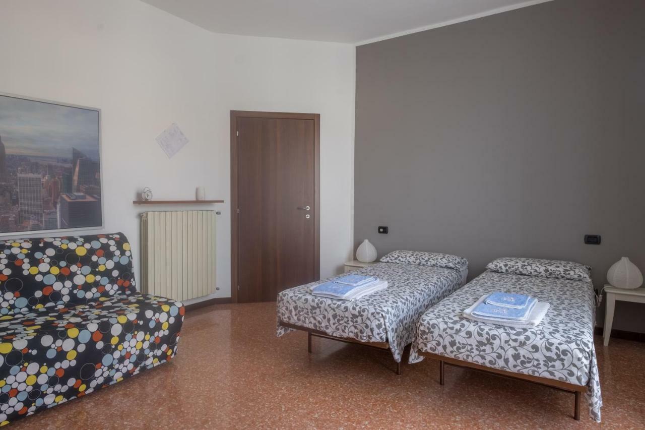 B&B Le Camelie Bareggio Exteriör bild
